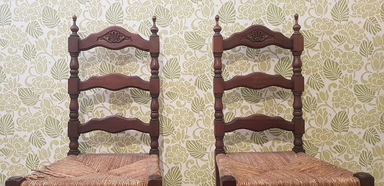 Coppia di sedie in noce massello e sedute in paglia, anni '50 1227591