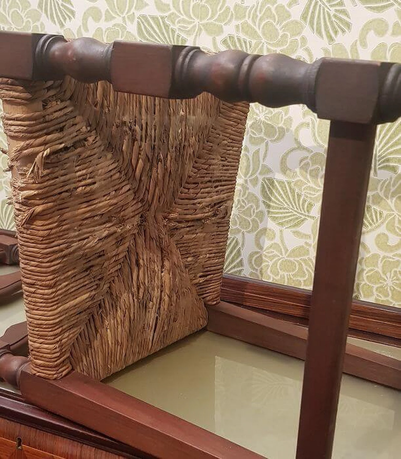 Coppia di sedie in noce massello e sedute in paglia, anni '50 1227600