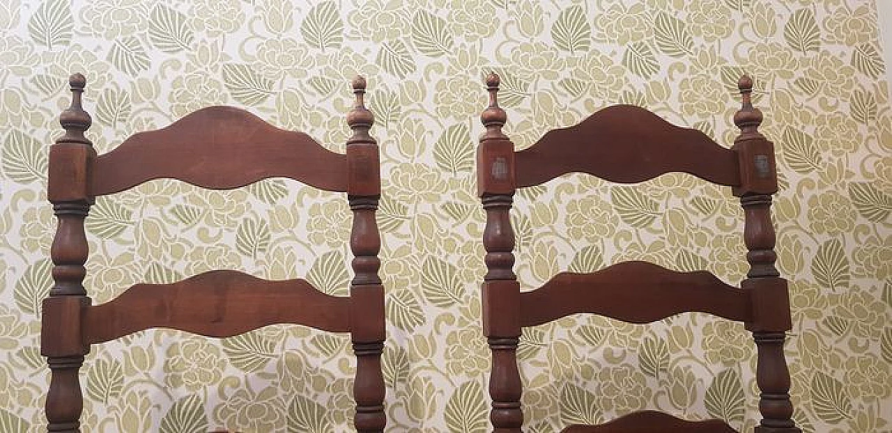 Coppia di sedie in noce massello e sedute in paglia, anni '50 1227601