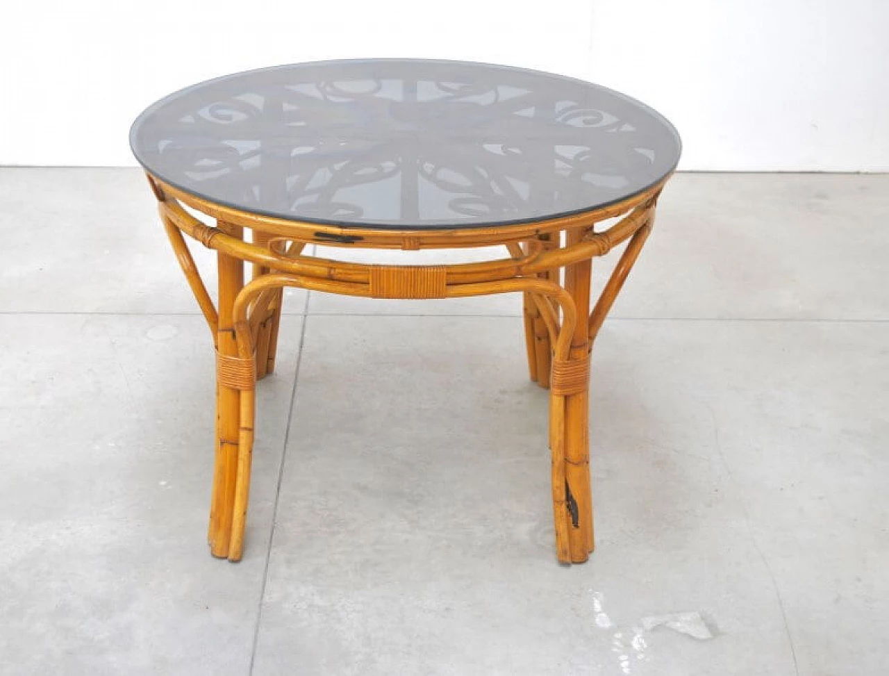 Tavolo rotondo in vimini e bamboo con piano in vetro nello stile di Bonacina, anni '60 1228005