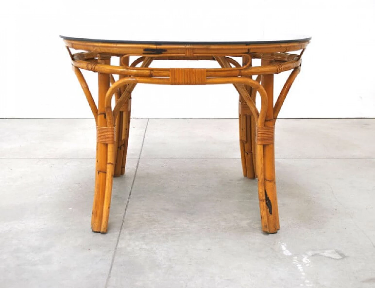 Tavolo rotondo in vimini e bamboo con piano in vetro nello stile di Bonacina, anni '60 1228007