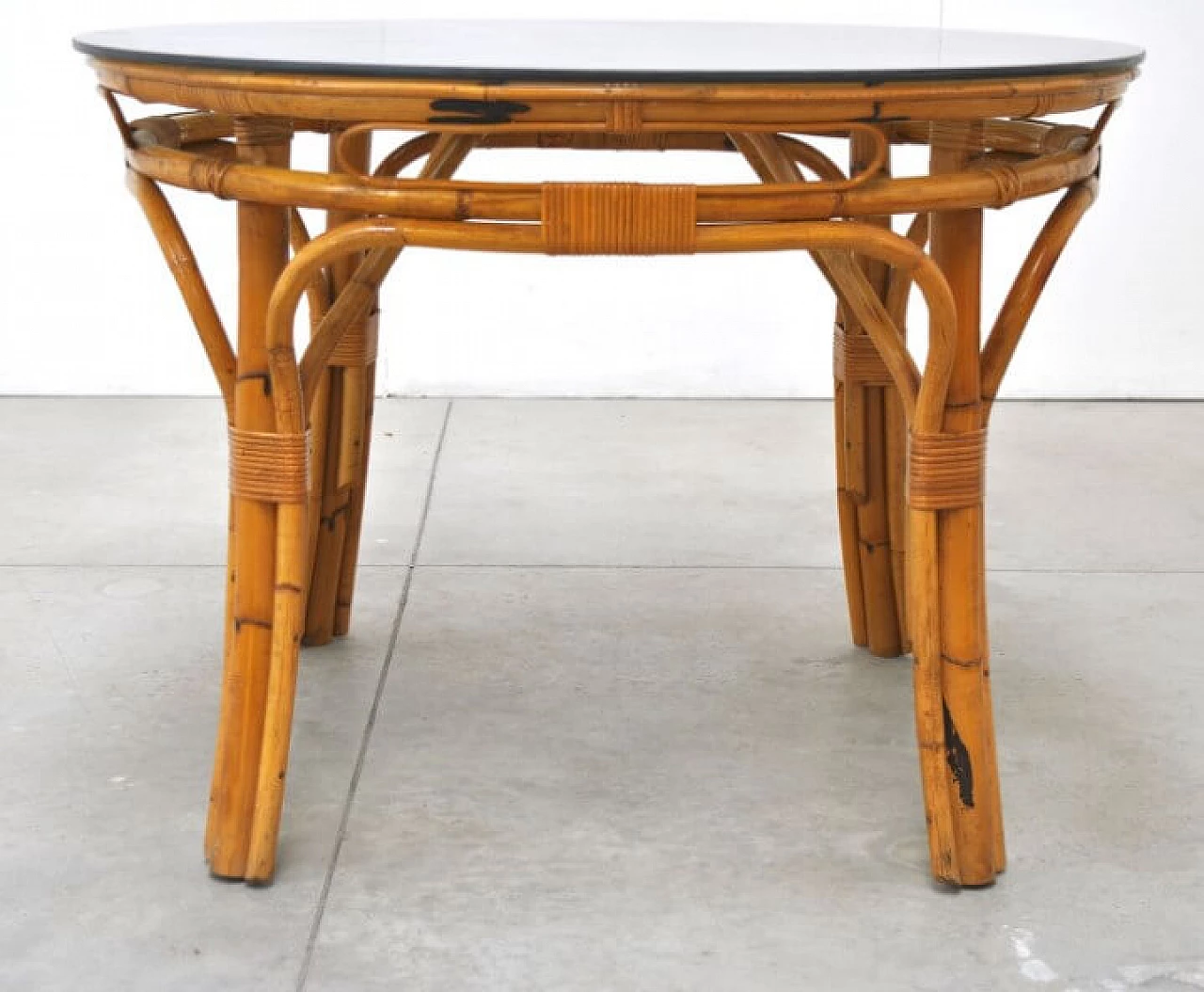 Tavolo rotondo in vimini e bamboo con piano in vetro nello stile di Bonacina, anni '60 1228008