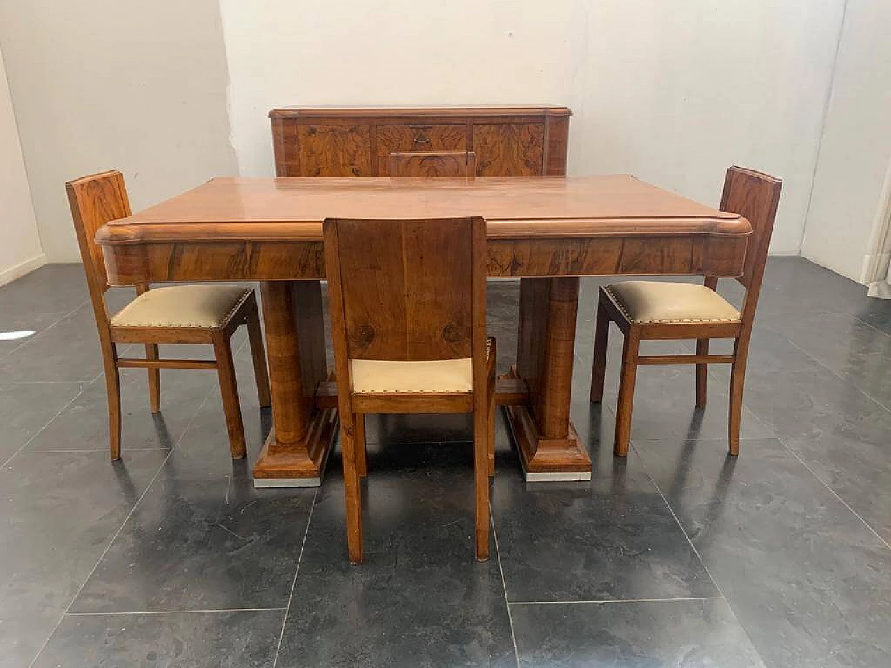 Set da sala da pranzo composto da credenza con specchio, tavolo e 4 sedie in noce e radica, anni '40 1228069