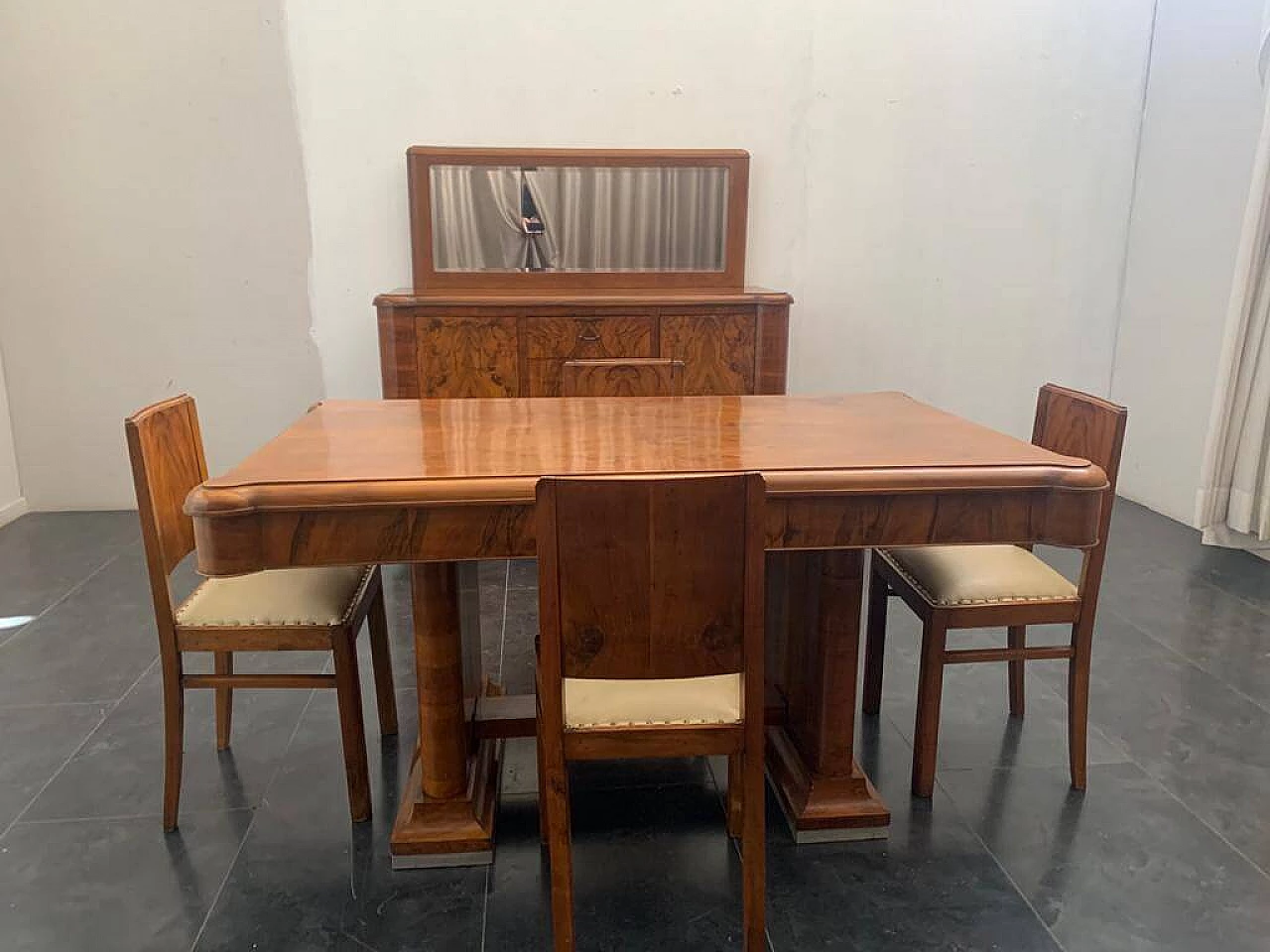 Set da sala da pranzo composto da credenza con specchio, tavolo e 4 sedie in noce e radica, anni '40 1228073