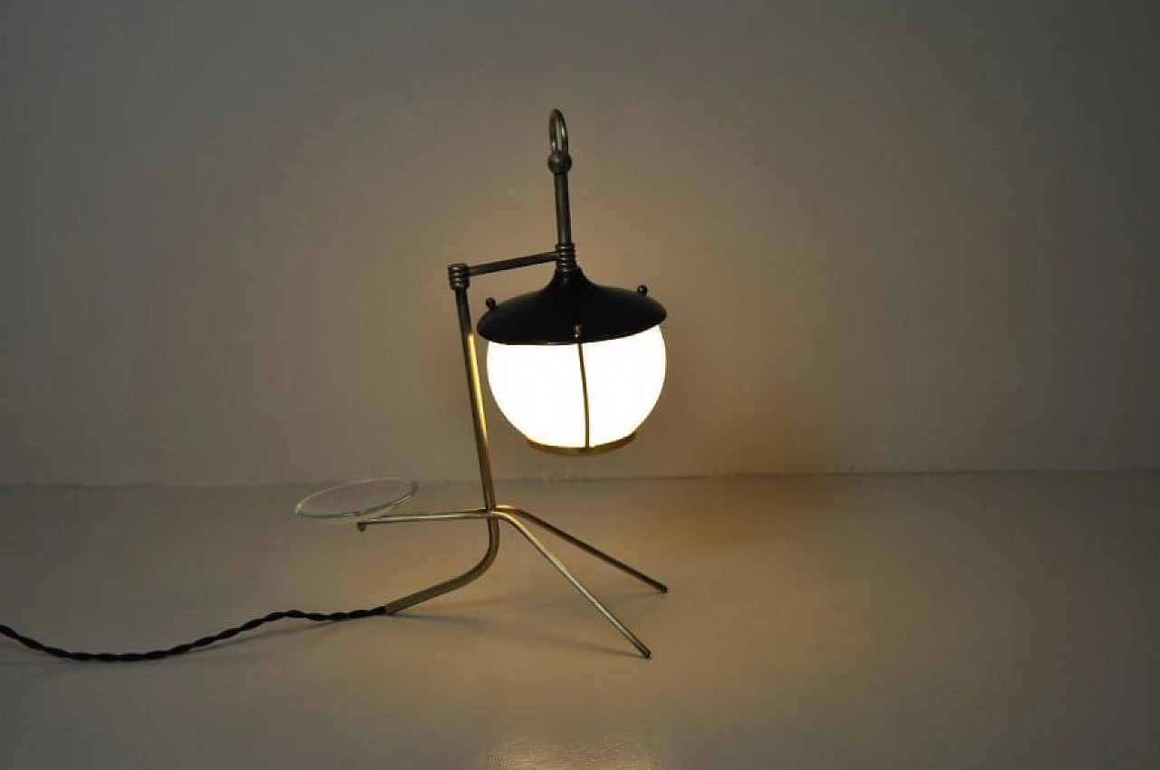 Lampada da tavolo a forma di lanterna in ottone, ferro e vetro opalino, anni '50 1228442