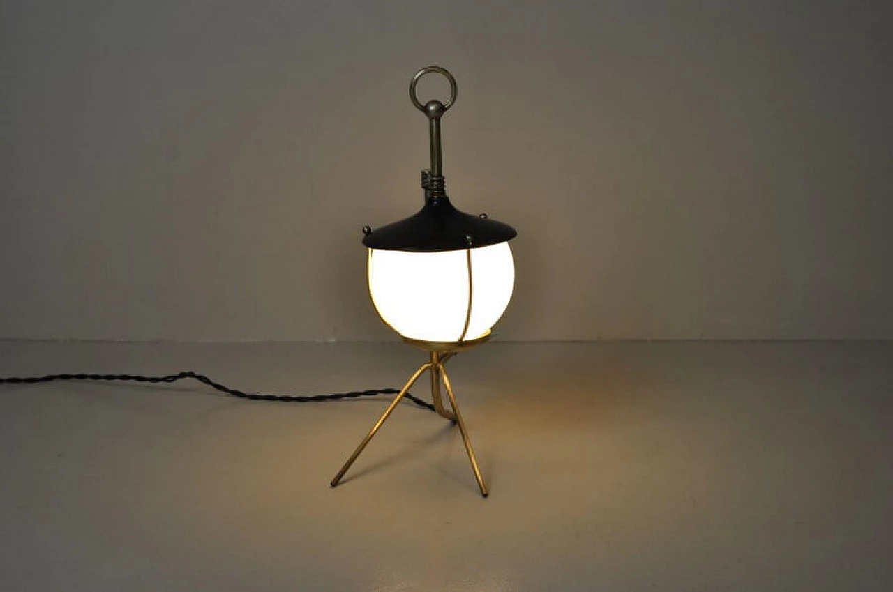Lampada da tavolo a forma di lanterna in ottone, ferro e vetro opalino, anni '50 1228443