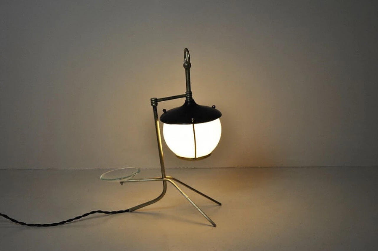 Lampada da tavolo a forma di lanterna in ottone, ferro e vetro opalino, anni '50 1228444