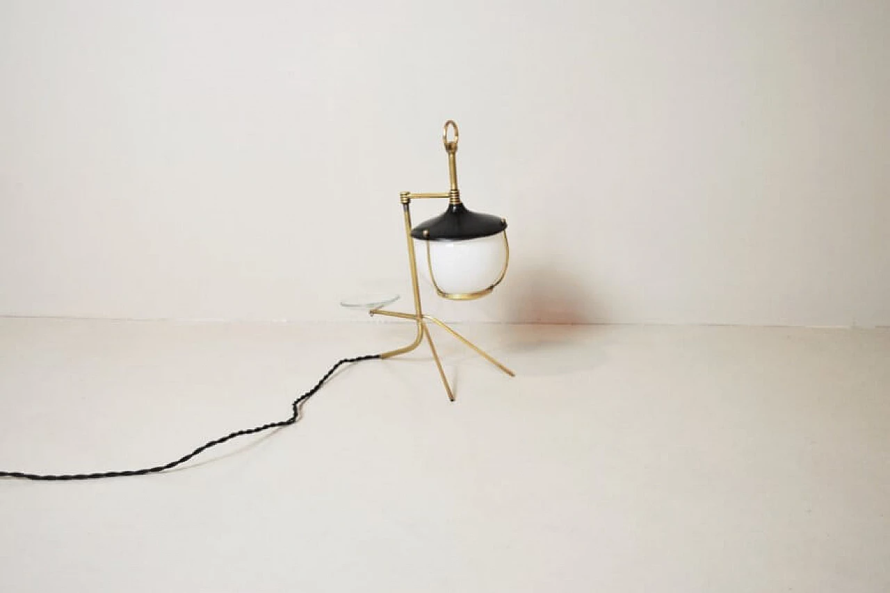 Lampada da tavolo a forma di lanterna in ottone, ferro e vetro opalino, anni '50 1228445