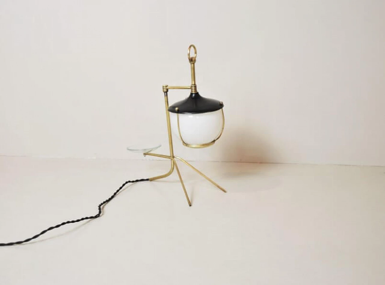Lampada da tavolo a forma di lanterna in ottone, ferro e vetro opalino, anni '50 1228448
