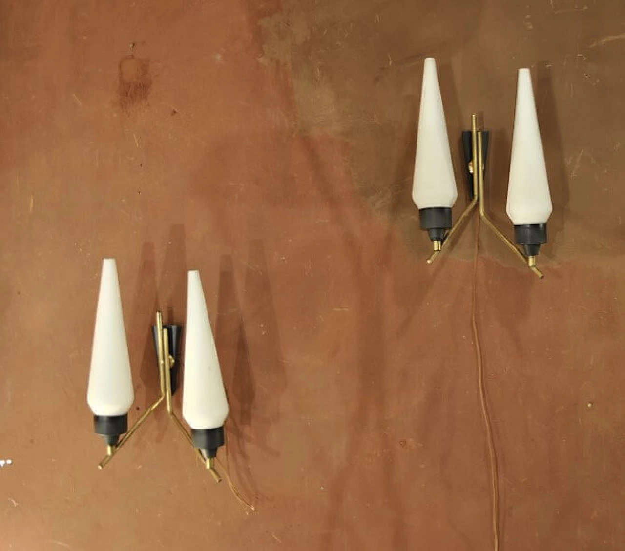 Coppia di applique in ottone, ferro e vetro opalino, anni '50 1228476