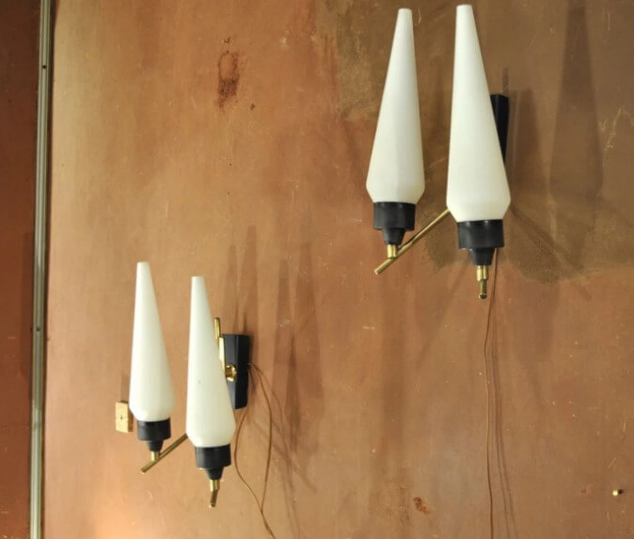 Coppia di applique in ottone, ferro e vetro opalino, anni '50 1228479