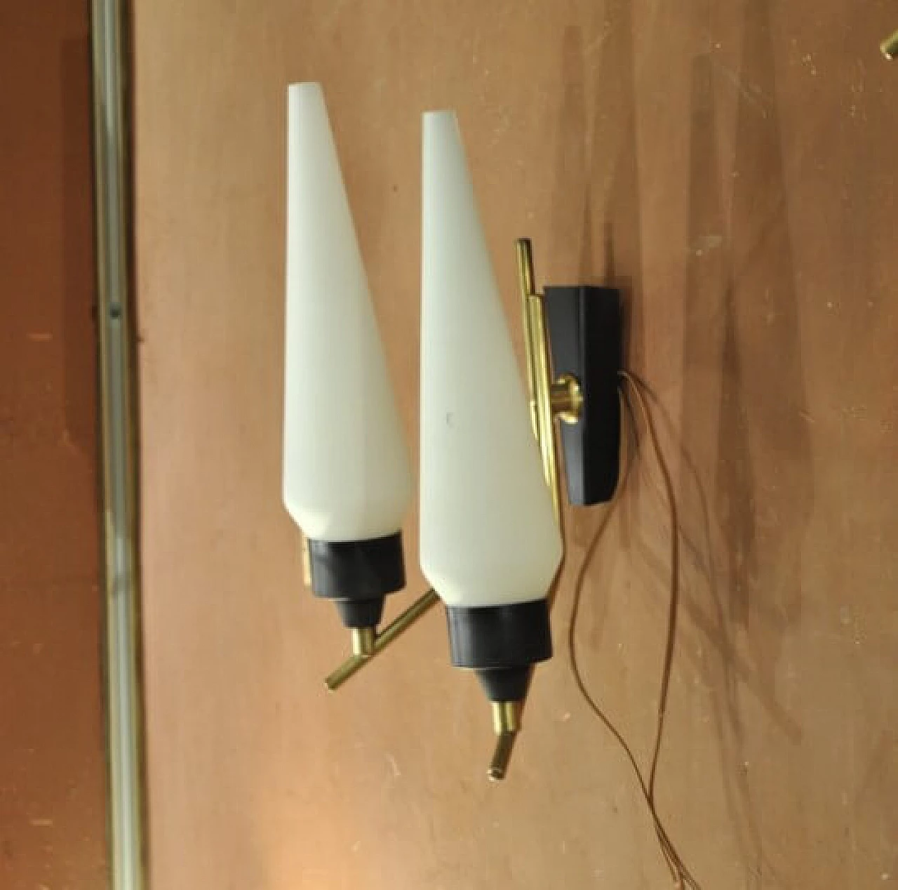 Coppia di applique in ottone, ferro e vetro opalino, anni '50 1228480