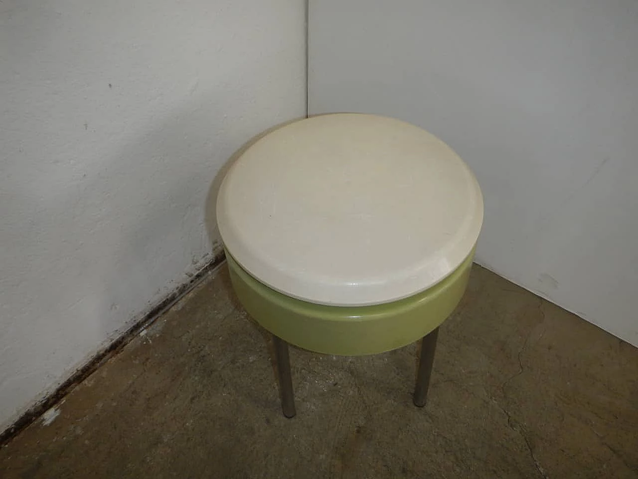 Sgabello portaogetti, anni '70 1229256