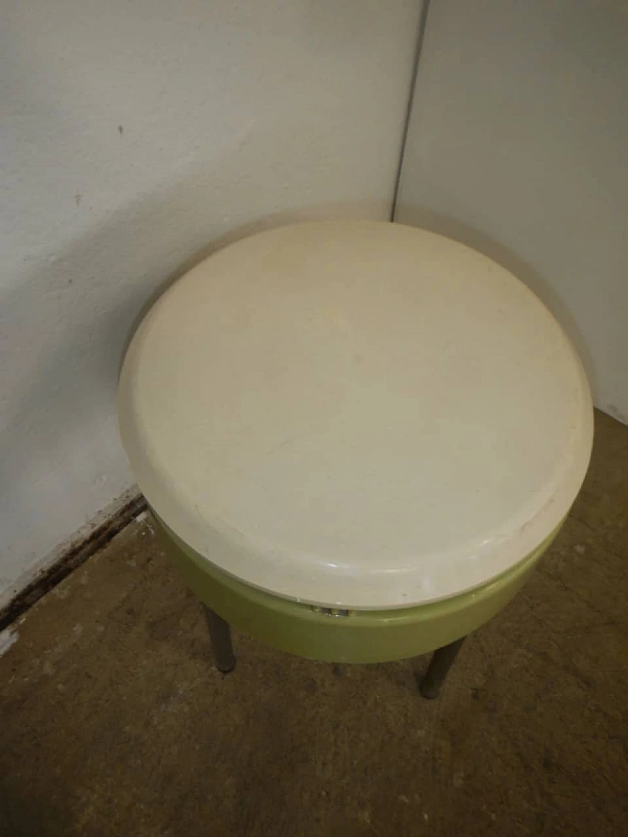 Sgabello portaogetti, anni '70 1229257