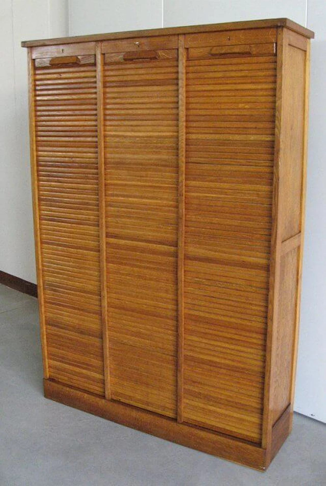 Office cabinet or bookcase with three shutters in oak, 40s 1229390