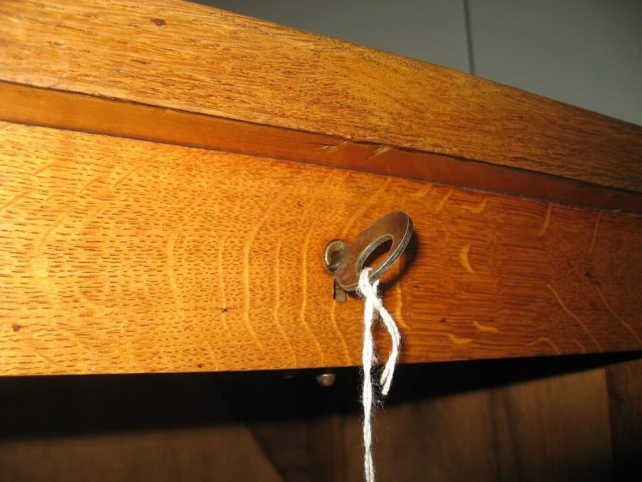 Mobile da ufficio o libreria a tre serrandine in rovere, anni '40 1229395