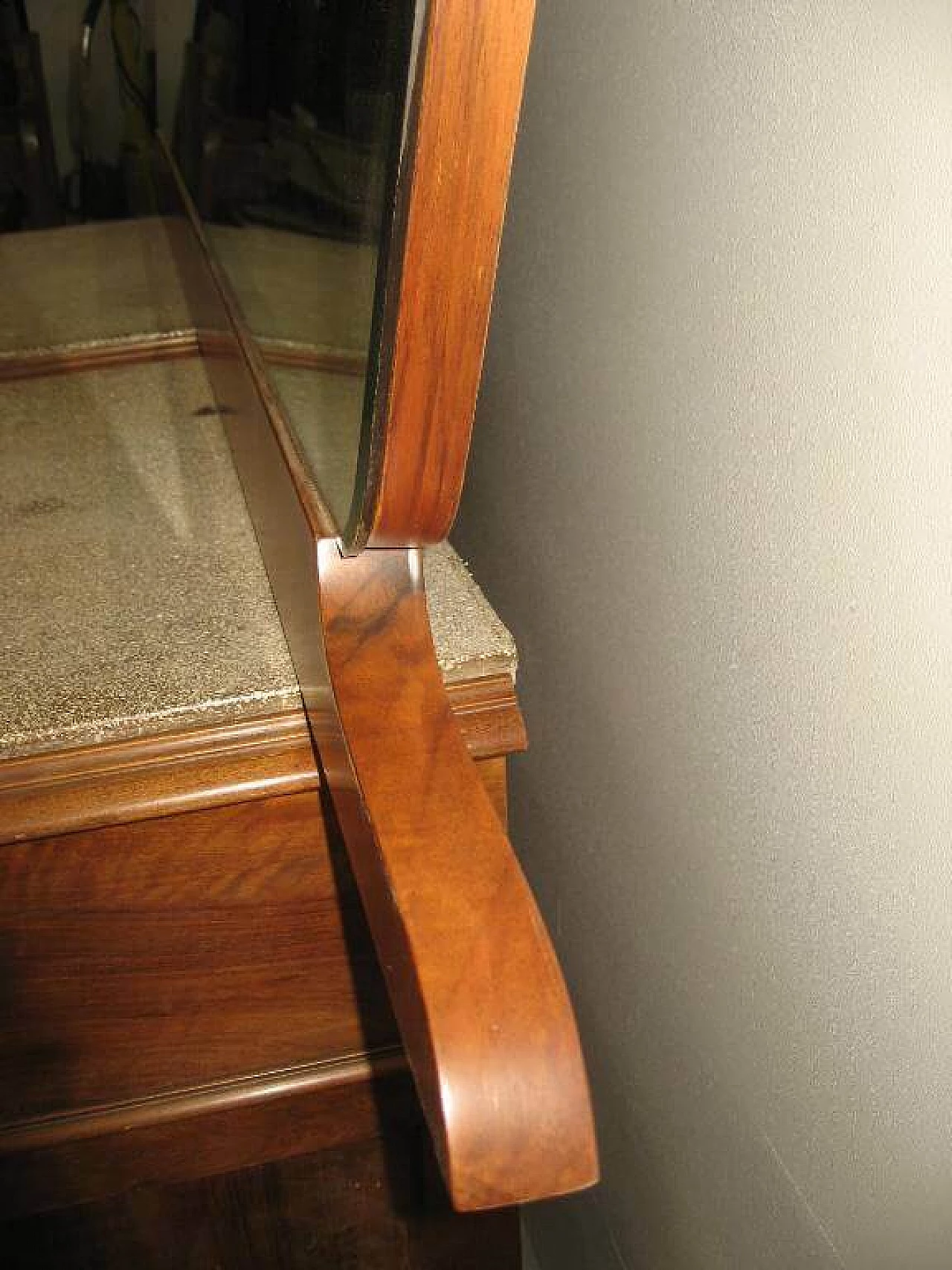 Specchiera sagomata con base in legno, anni '60 1229811