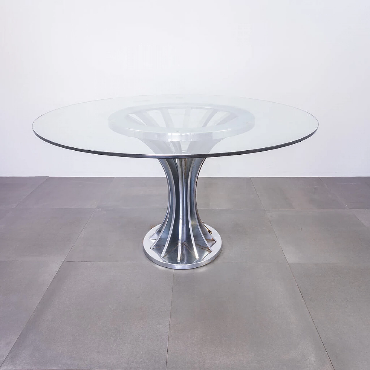 Tavolo tondo in metallo cromato e vetro, anni '70 1230911