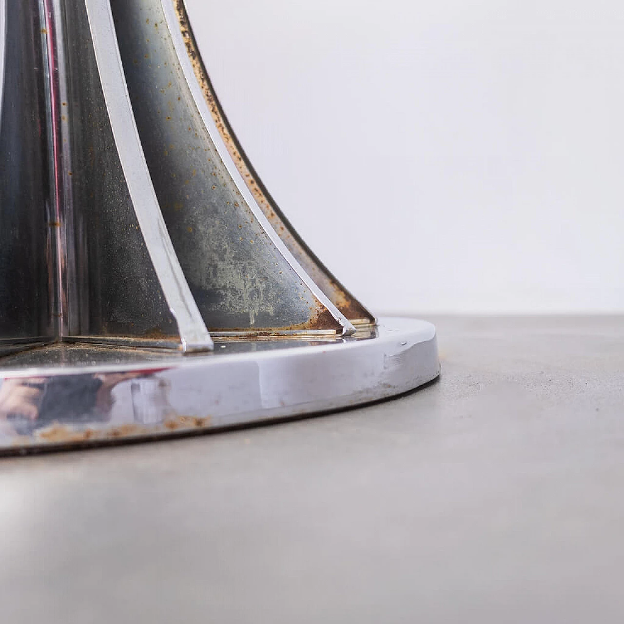 Round table in chromed metal and glass, 1970s 1230913