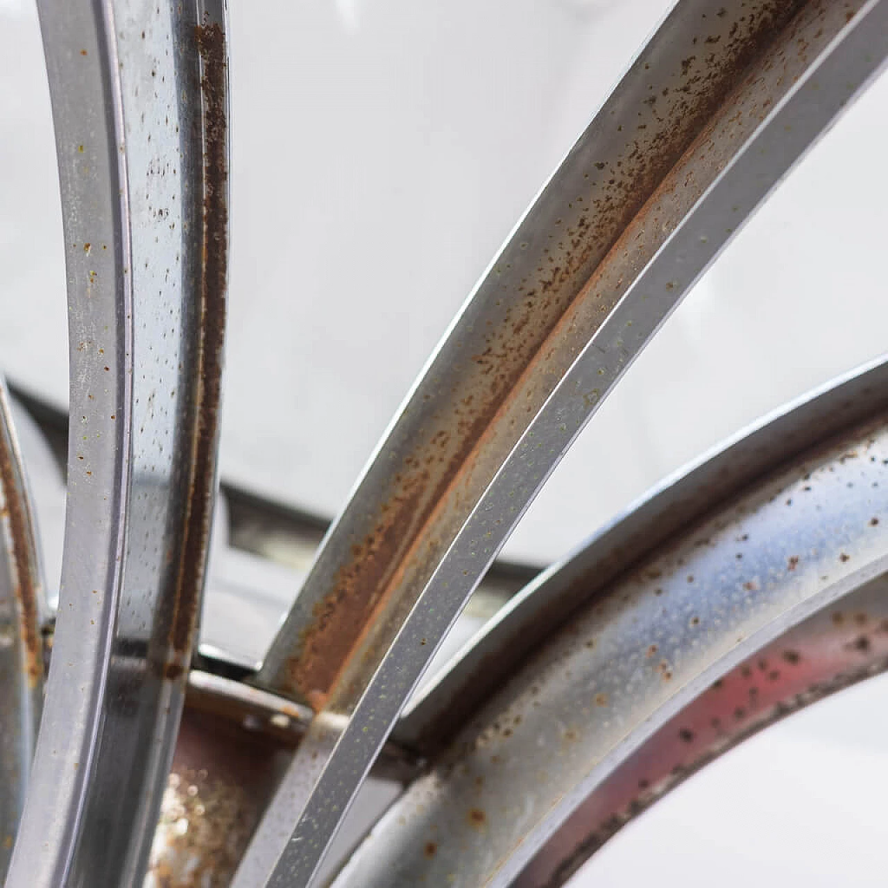 Round table in chromed metal and glass, 1970s 1230914