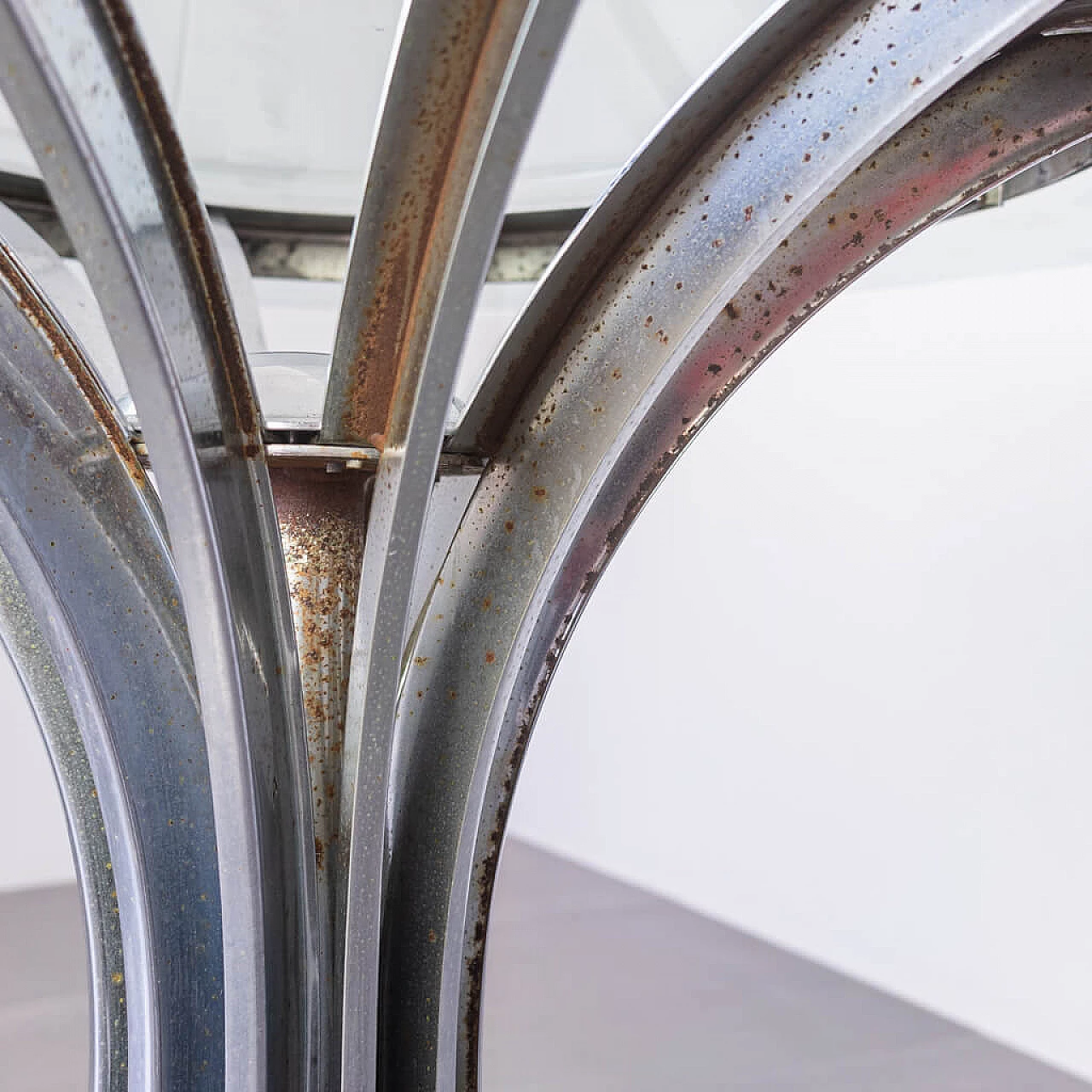 Round table in chromed metal and glass, 1970s 1230915