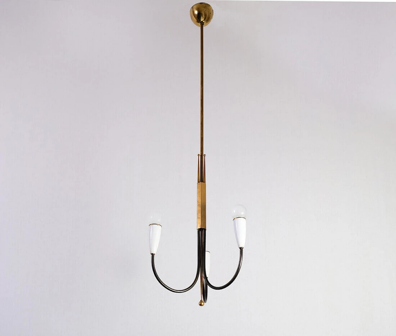 Lampadario in ottone pieno e bachelite bianca, anni '50 1231501