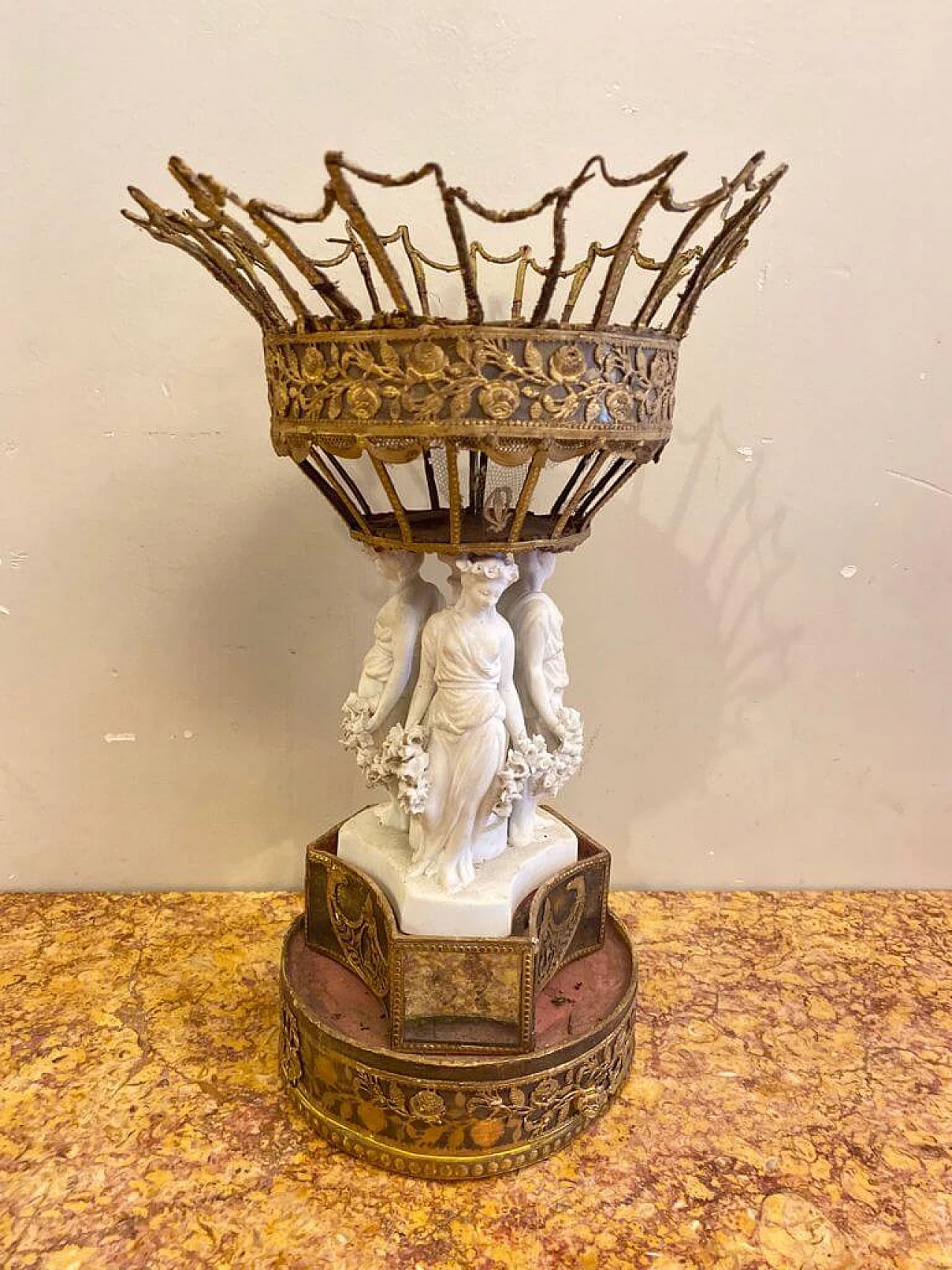 Alzatina in papier mache con figure in biscuit, '800 1231546