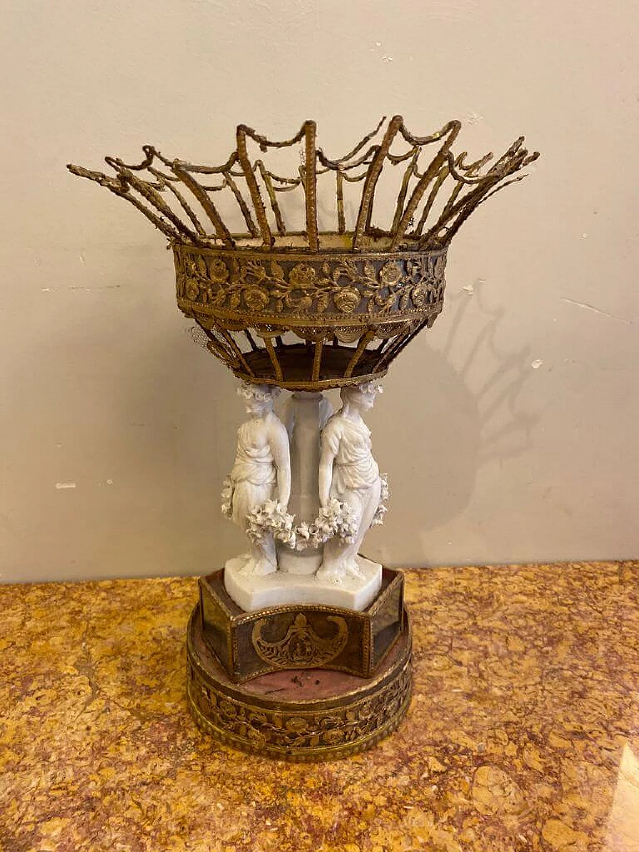 Alzatina in papier mache con figure in biscuit, '800 1231547