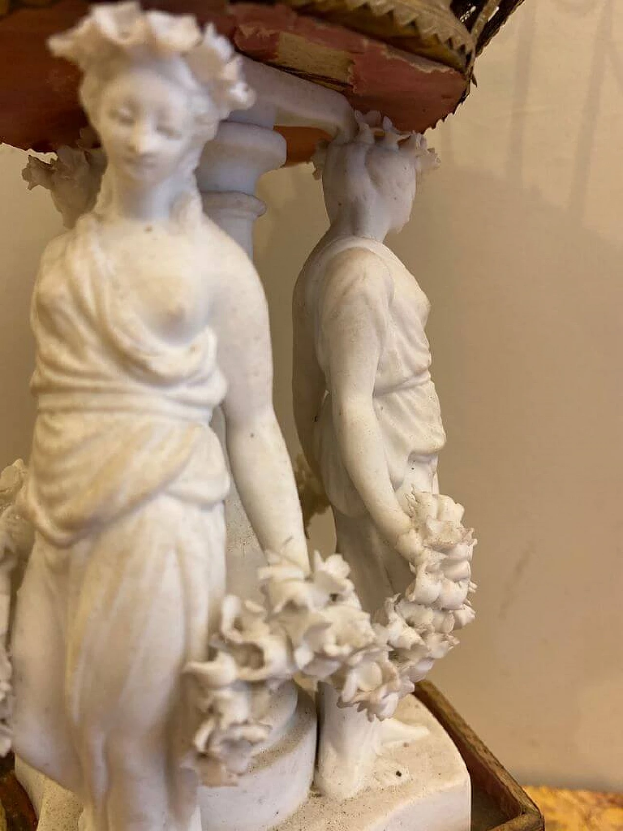 Alzatina in papier mache con figure in biscuit, '800 1231548