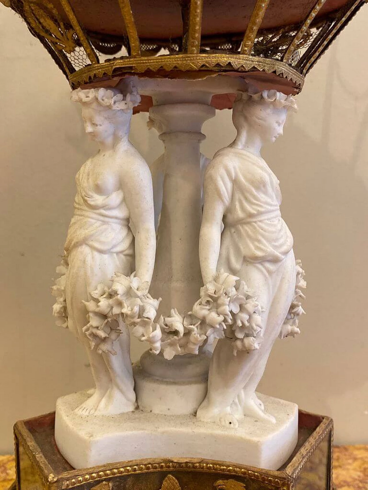 Alzatina in papier mache con figure in biscuit, '800 1231549