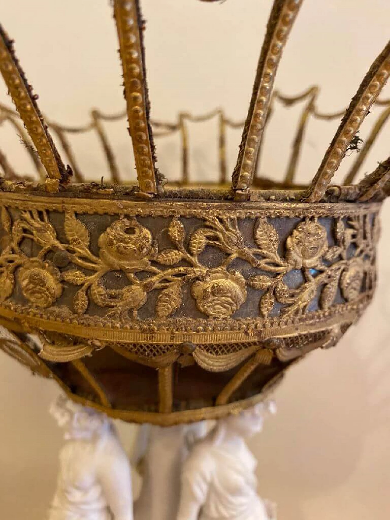 Alzatina in papier mache con figure in biscuit, '800 1231550