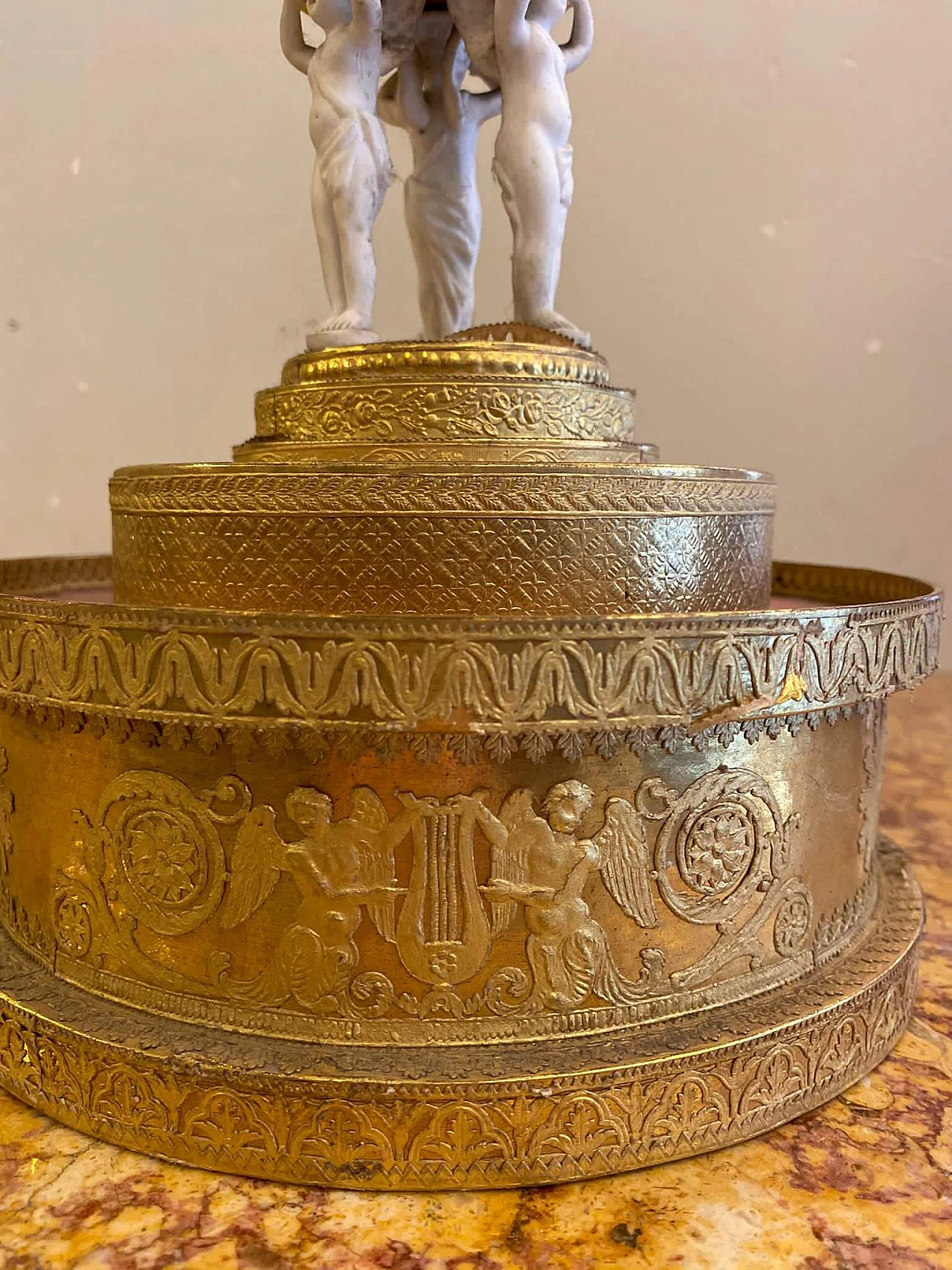 Alzatina con putti in biscuit, '800 1231558