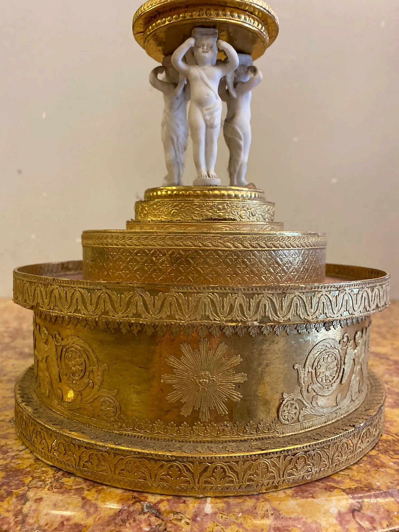 Alzatina con putti in biscuit, '800 1231559