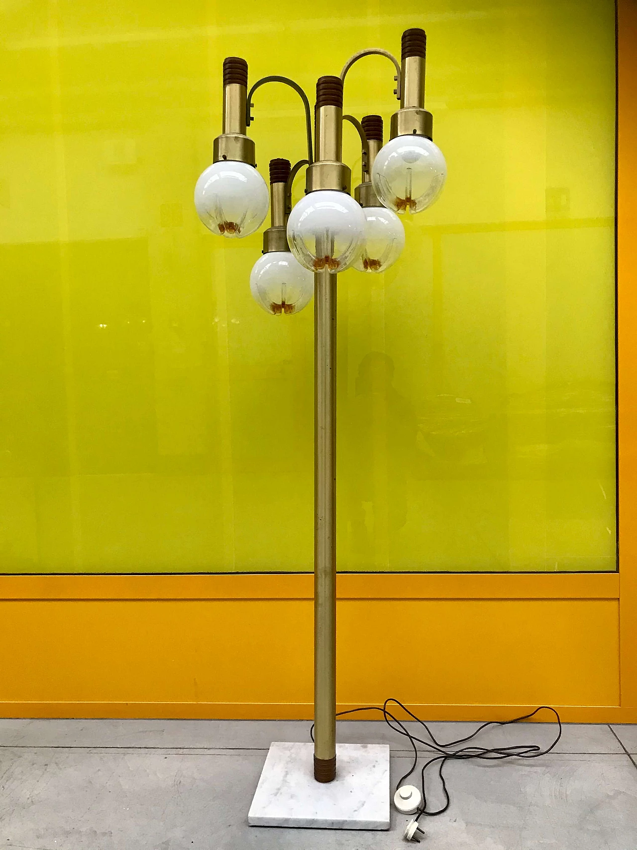 Waterfall floor lamp with 5 globular Murano glass lights, gilded brass stem, wood and marble base, original 60s - 70s 1232079