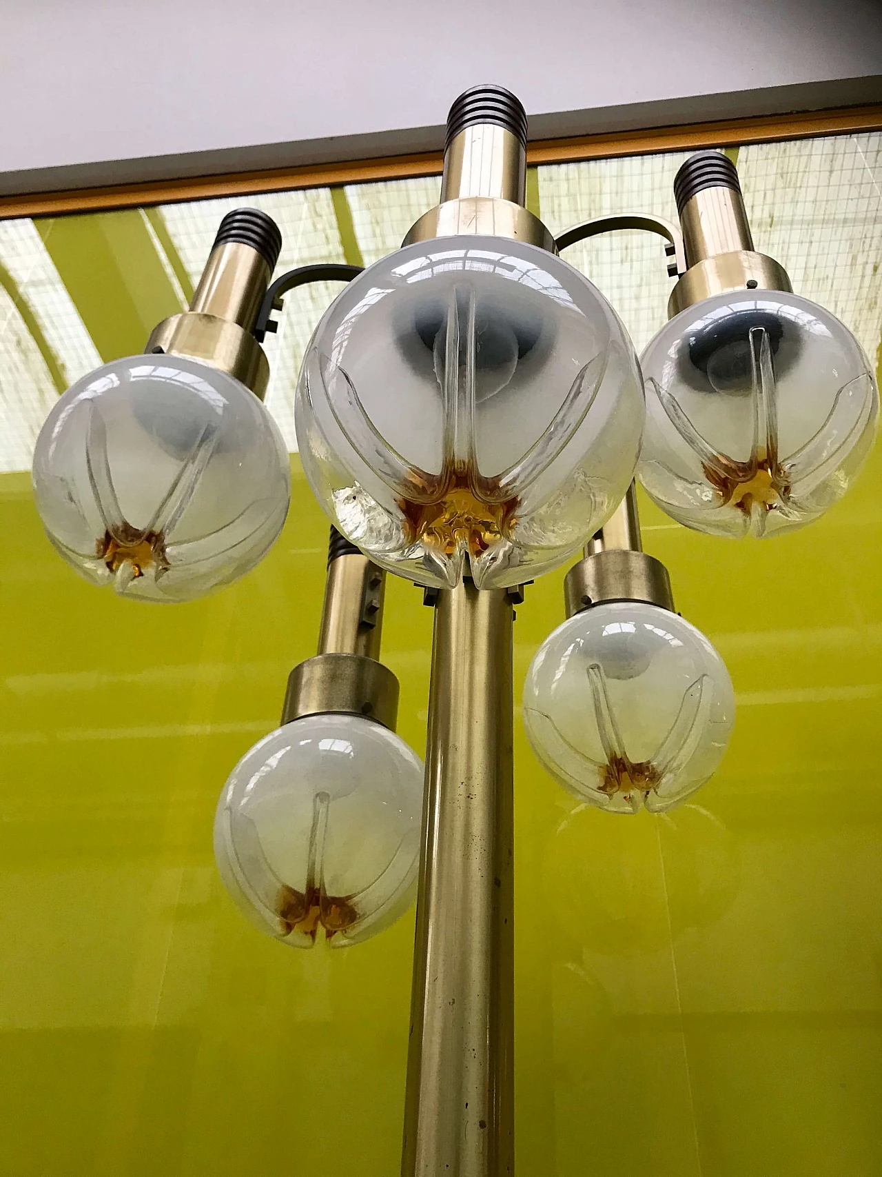 Lampada da terra “a cascata“ a 5 luci con bocce in vetro di Murano, fusto in ottone dorato, legno e base marmo, originale anni '60- '70 1232080