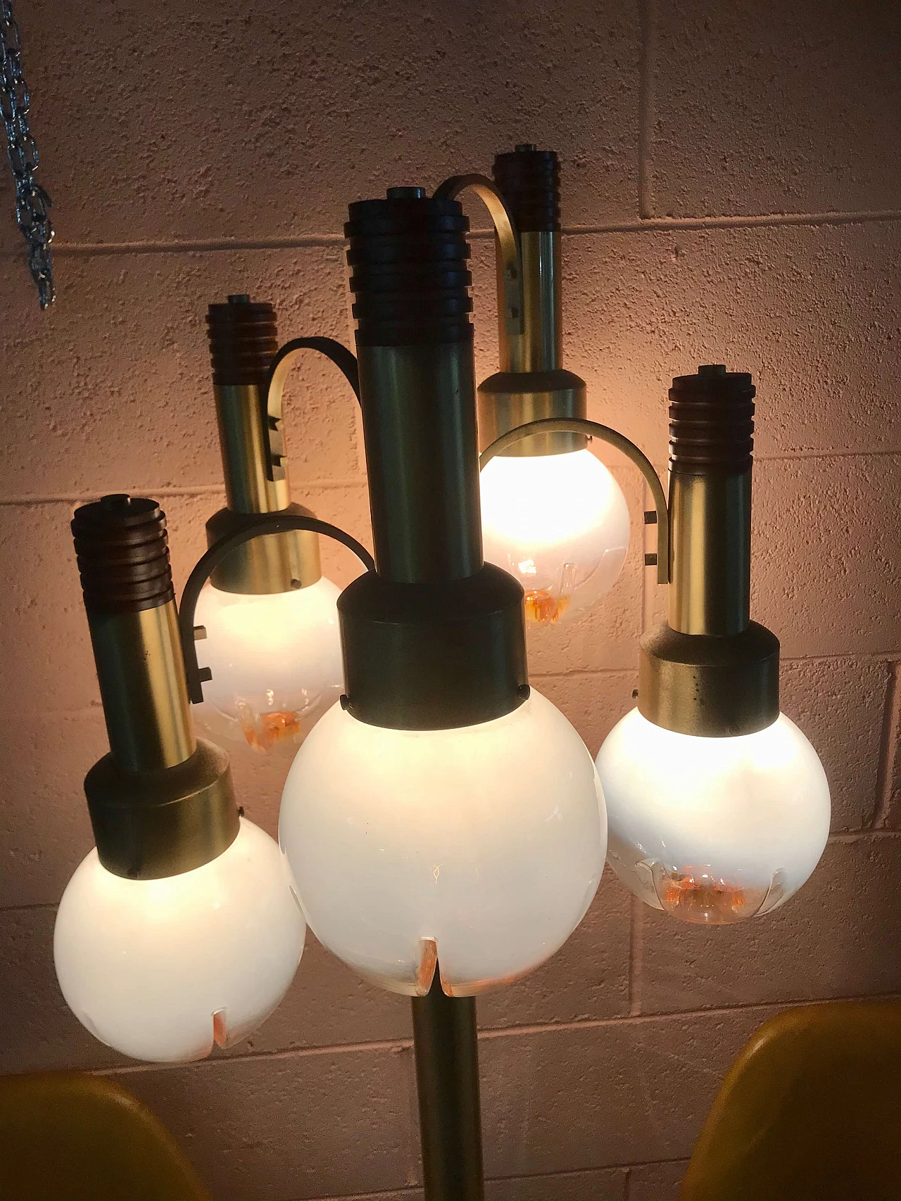 Lampada da terra “a cascata“ a 5 luci con bocce in vetro di Murano, fusto in ottone dorato, legno e base marmo, originale anni '60- '70 1232085