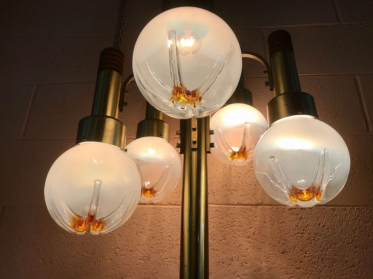 Lampada da terra “a cascata“ a 5 luci con bocce in vetro di Murano, fusto in ottone dorato, legno e base marmo, originale anni '60- '70 1232086