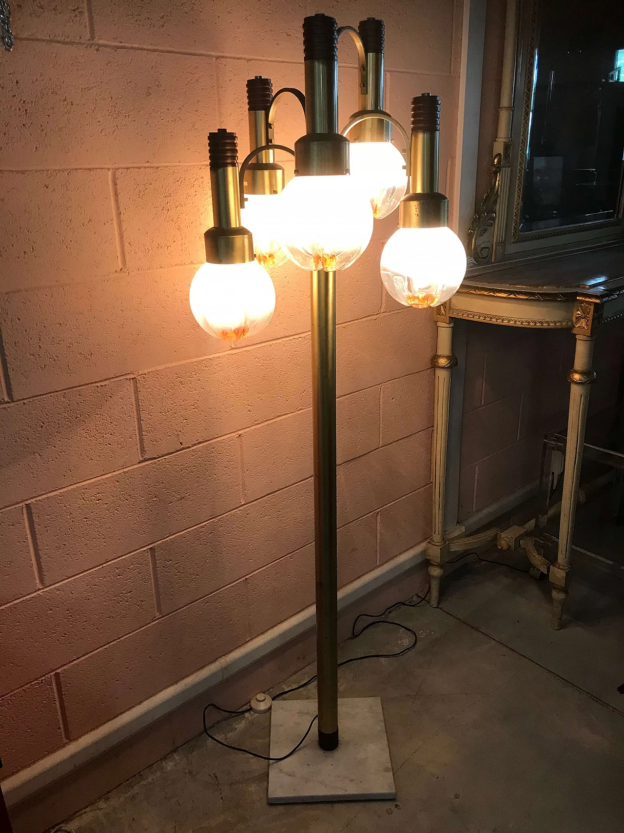 Lampada da terra “a cascata“ a 5 luci con bocce in vetro di Murano, fusto in ottone dorato, legno e base marmo, originale anni '60- '70 1232087