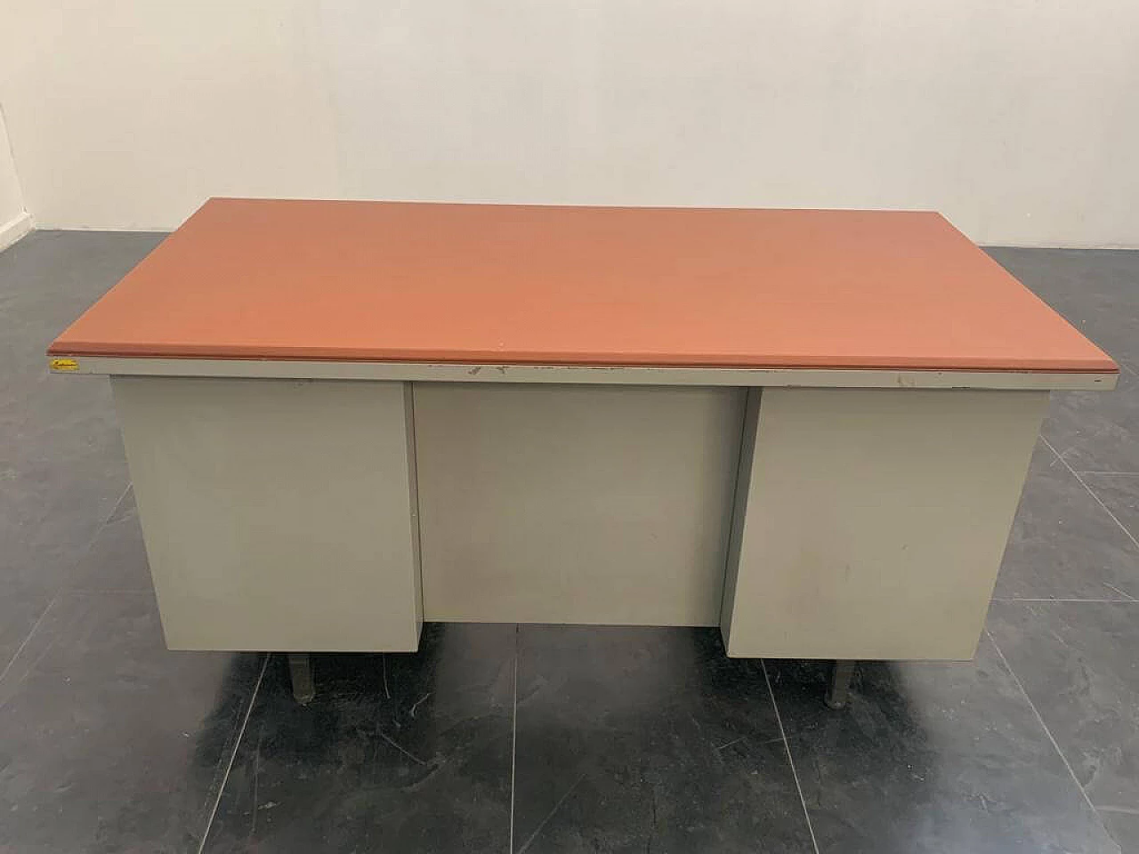Scrivania in metallo verniciato con piano in similpelle marrone di Mermelada Estudio, anni '60 1232809