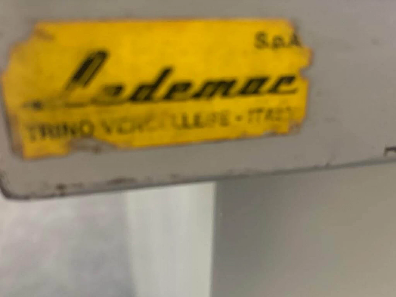 Scrivania in metallo verniciato con piano in similpelle marrone di Mermelada Estudio, anni '60 1232810