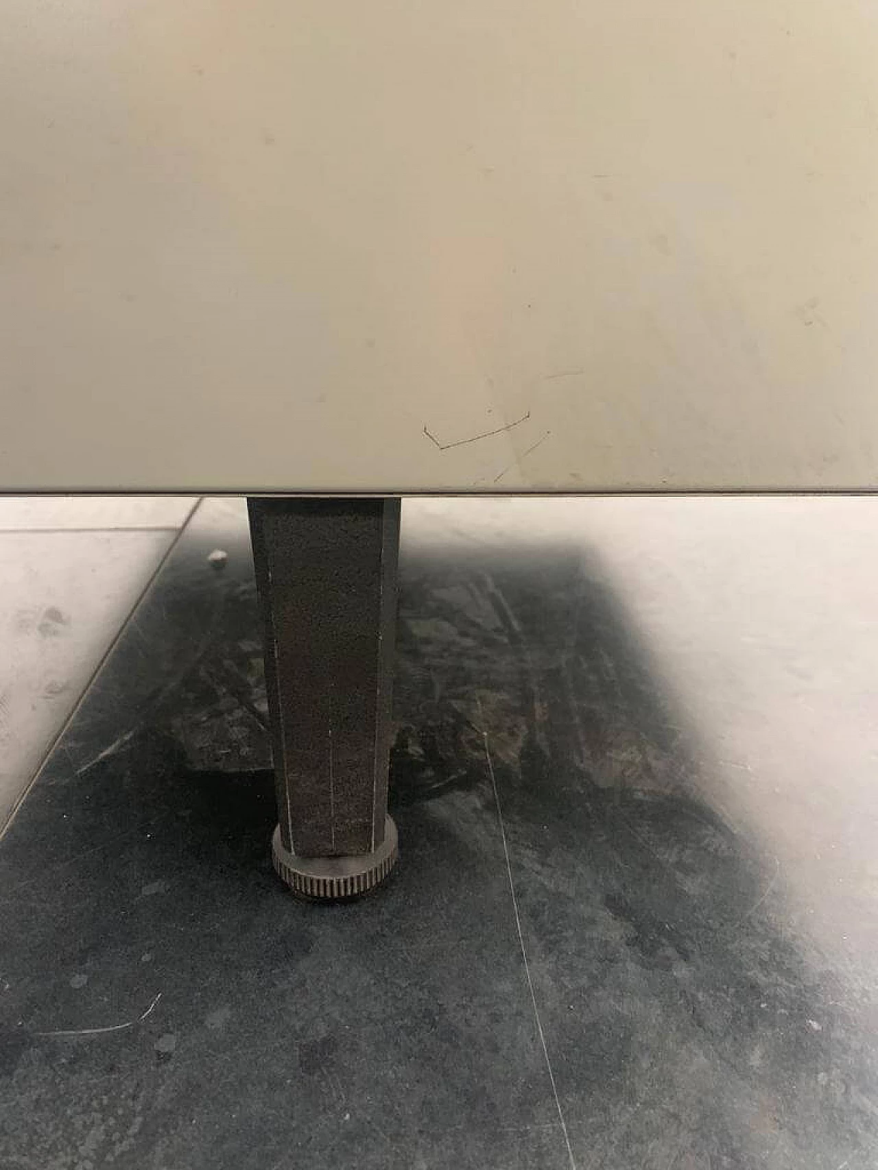 Scrivania in metallo verniciato con piano in similpelle marrone di Mermelada Estudio, anni '60 1232811