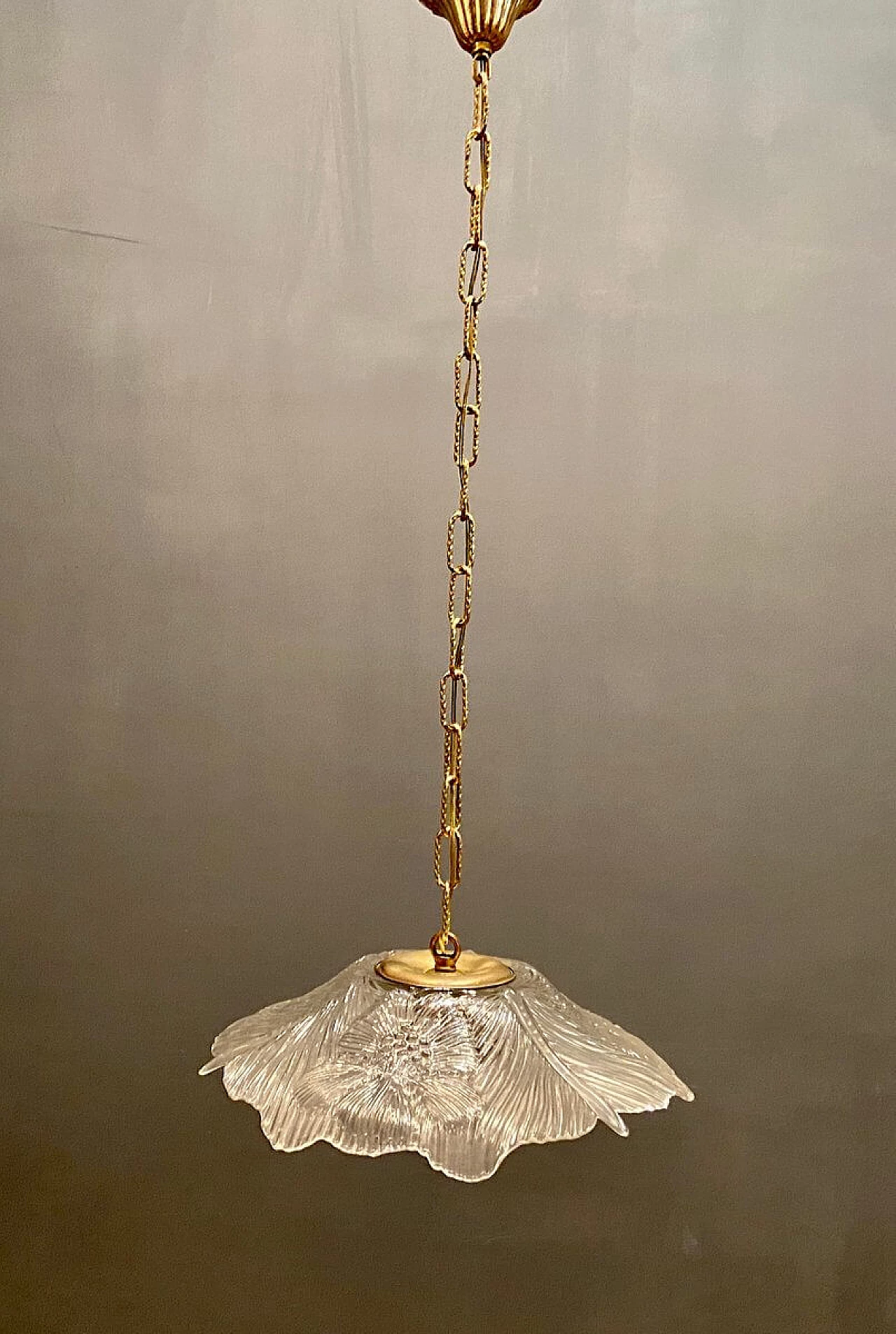 Coppia di lampadari a sospensione in vetro e ottone, anni '60 1233227