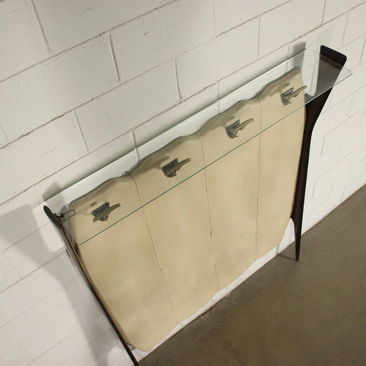 Appendiabiti in legno, ottone, skai e vetro, anni '50 1233438