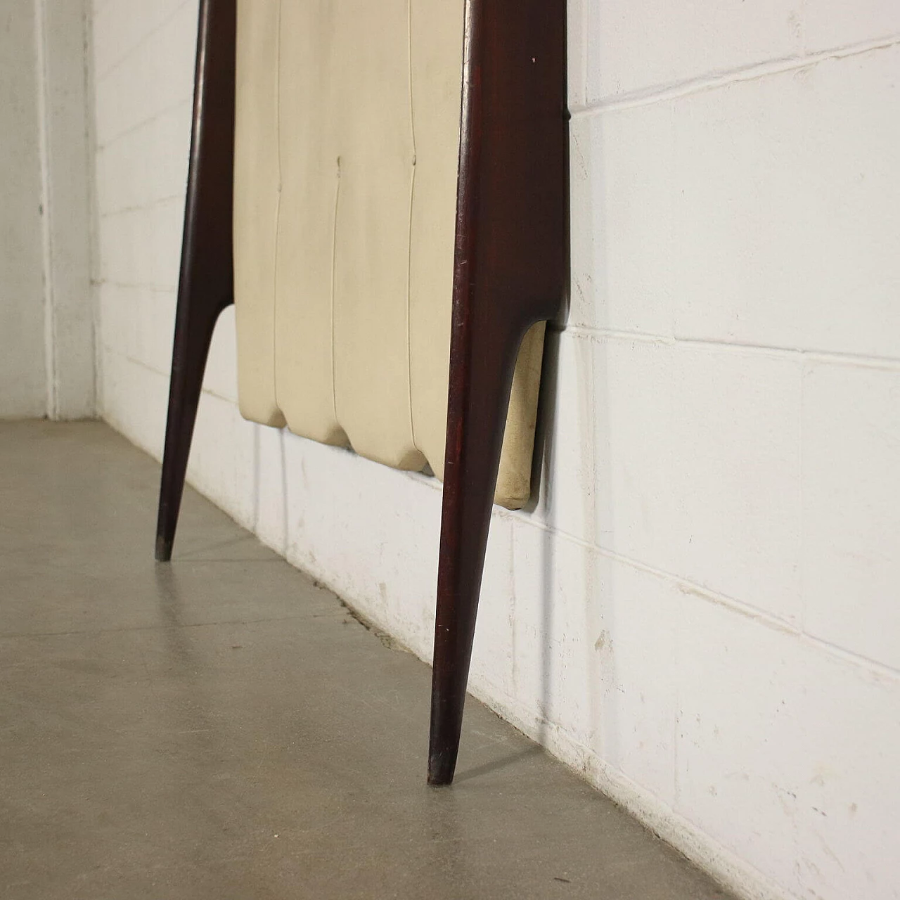 Appendiabiti in legno, ottone, skai e vetro, anni '50 1233440