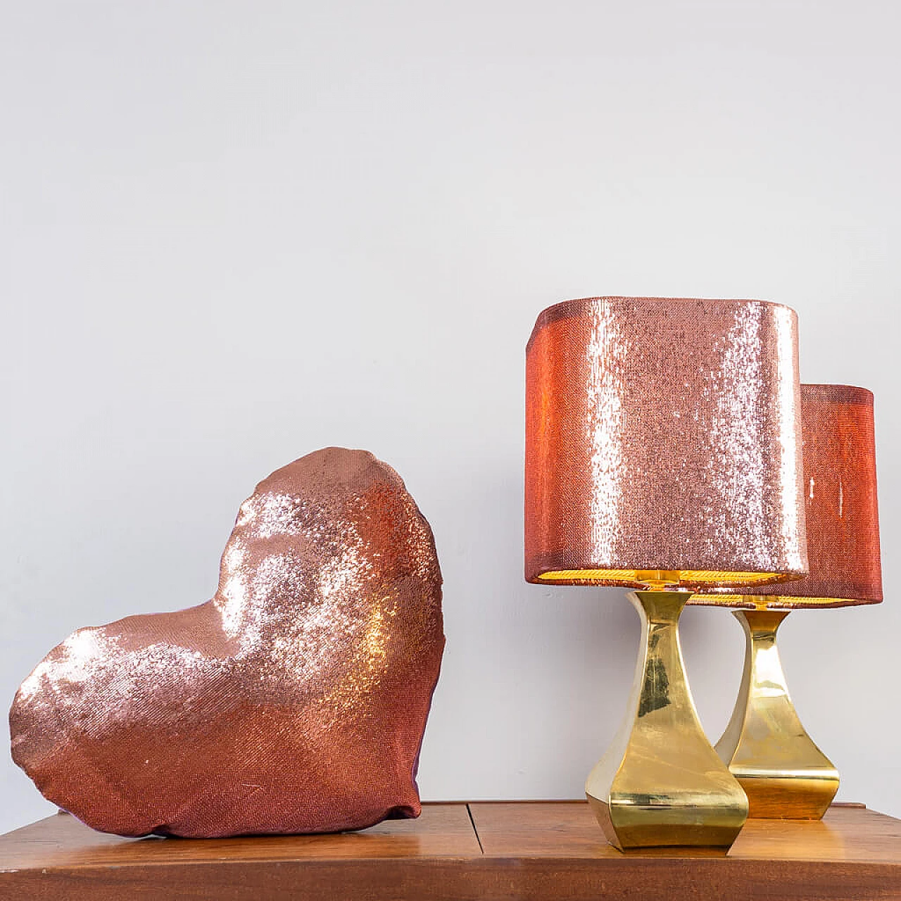 Coppia di lampada in metallo dorato e paralume in paillettes con cuscino di Montagna e Tonello, anni '70 1234075