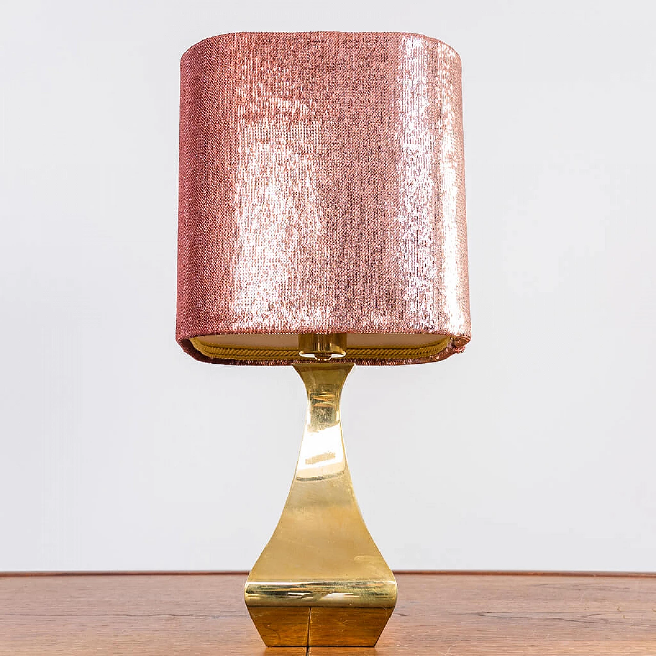 Pair of lamp in gilded metal and sequined lampshade with cushion by Montagna and Tonello, 70s 1234076