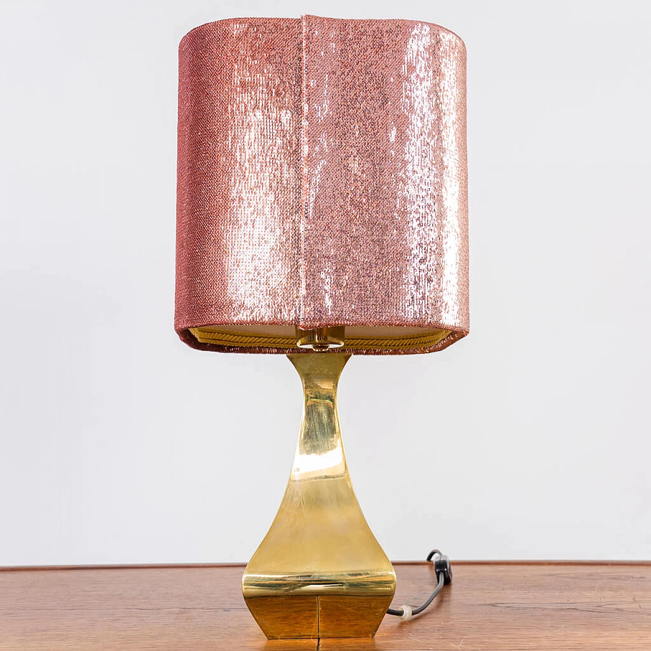 Coppia di lampada in metallo dorato e paralume in paillettes con cuscino di Montagna e Tonello, anni '70 1234077