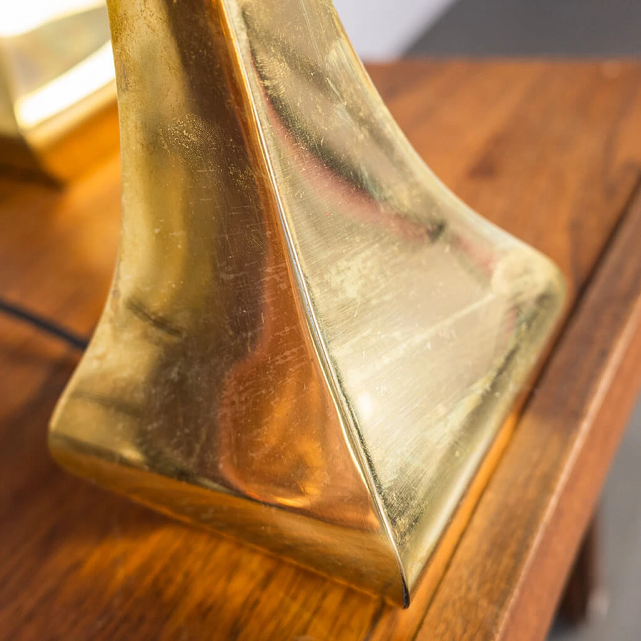 Coppia di lampada in metallo dorato e paralume in paillettes con cuscino di Montagna e Tonello, anni '70 1234080