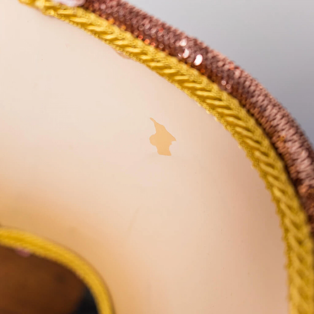 Coppia di lampada in metallo dorato e paralume in paillettes con cuscino di Montagna e Tonello, anni '70 1234084