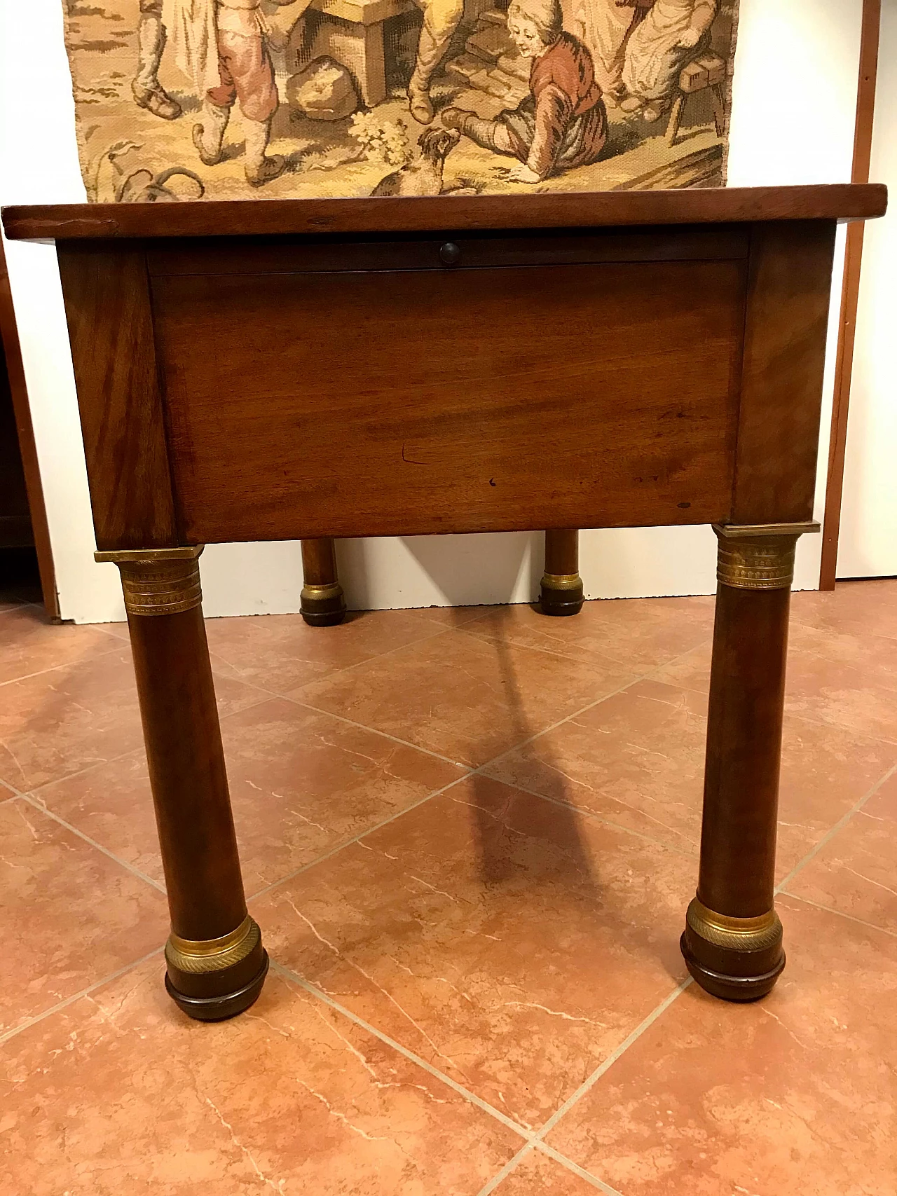 Empire writing table with columns and bronze gilded mahogany feather, top and drawers covered in leather, original early 19th century 1234726